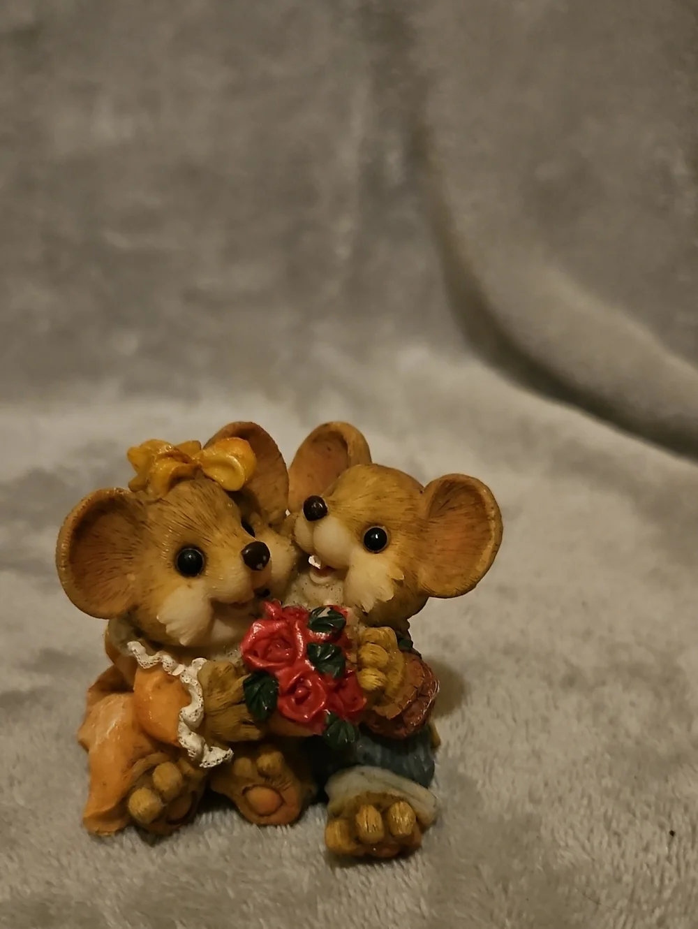 Brown Mouse Couple Figurine with Red Bouquet - Decorative Small Pet Accessory